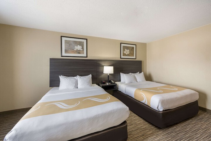 2 Queen Beds (6 of 7)