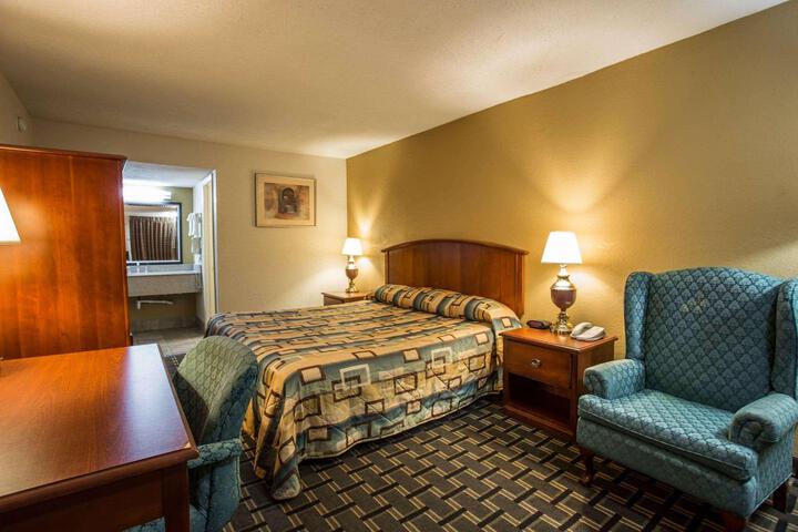 1 King Bed (1 of 7)