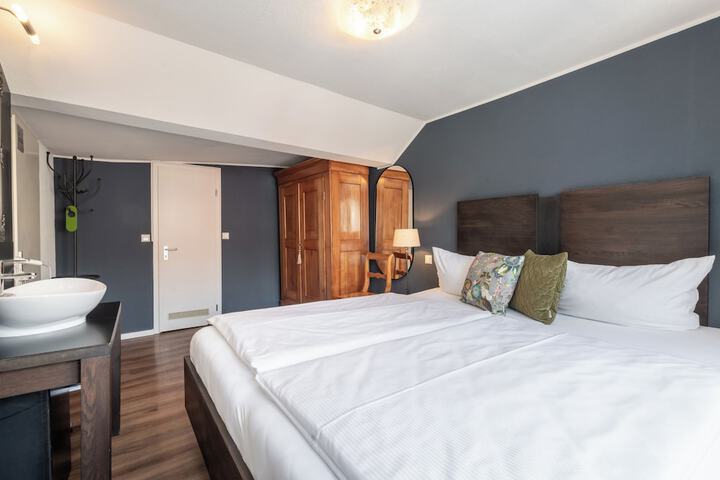 Room 27 of 64