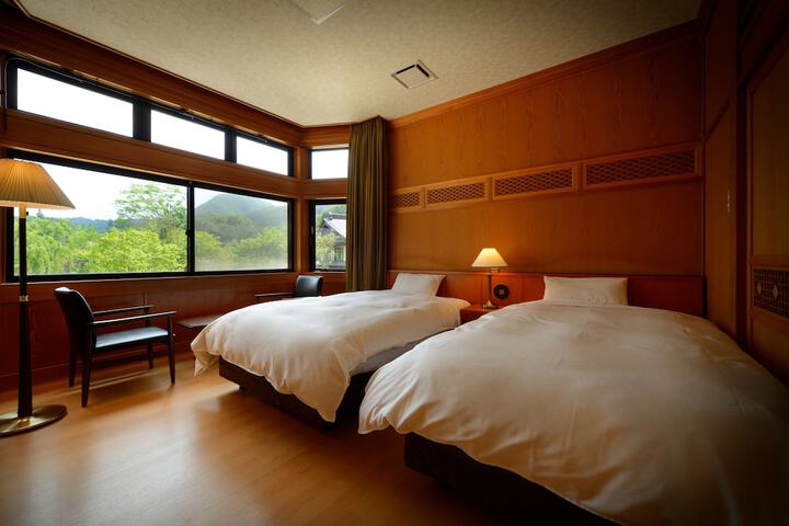 Room 8 of 77