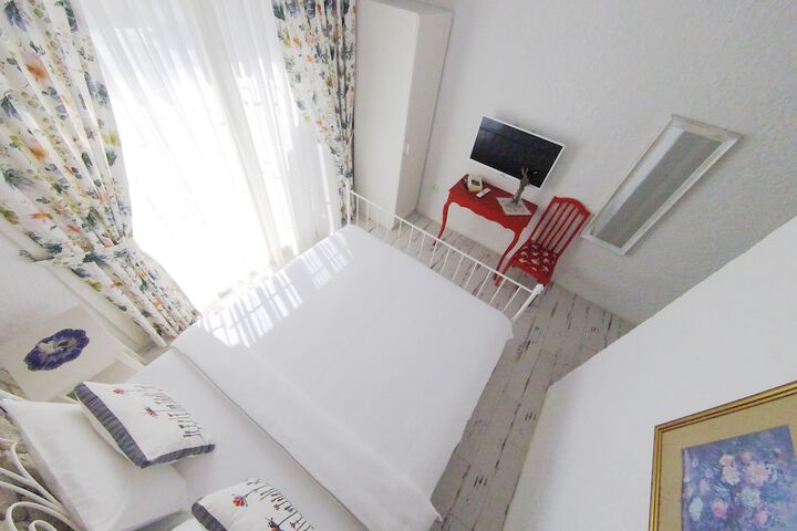 Room 38 of 77