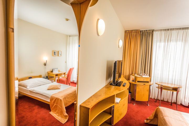 Room 21 of 102