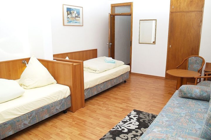 Room 9 of 42