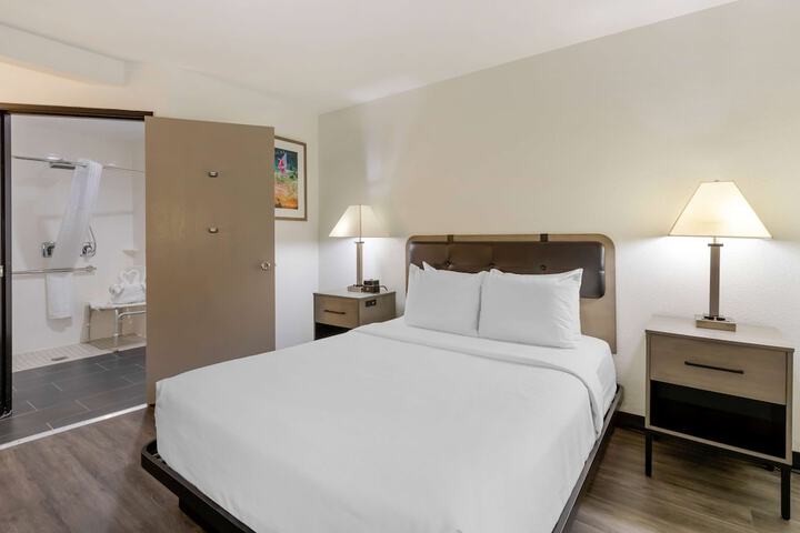 1 Queen Bed Mobility Hearing Accessible Room Roll in Shower (3 of 6)