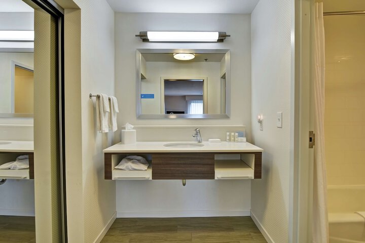 2 Queen with Microwave, Refrigerator (8 of 12)