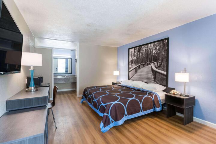 1 King Bed (3 of 6)