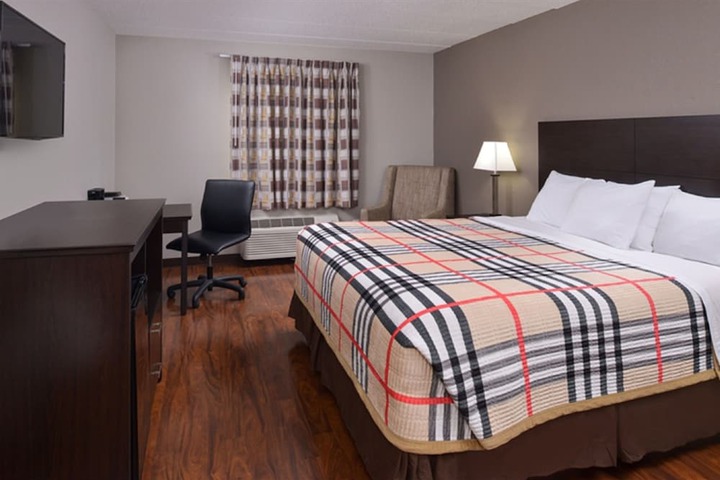 1 King Bed (6 of 9)