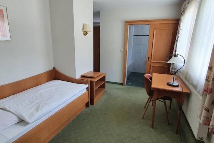 Room 21 of 42