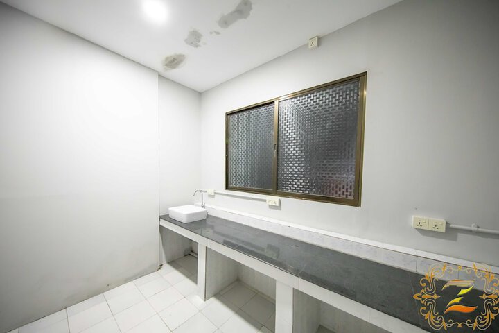 Room 42 of 47