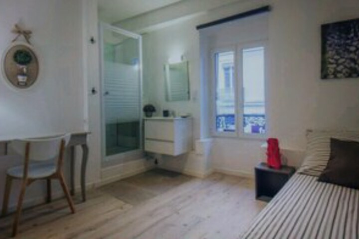 Room 6 of 8