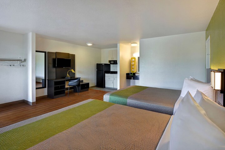 2 Queen Beds (17 of 24)