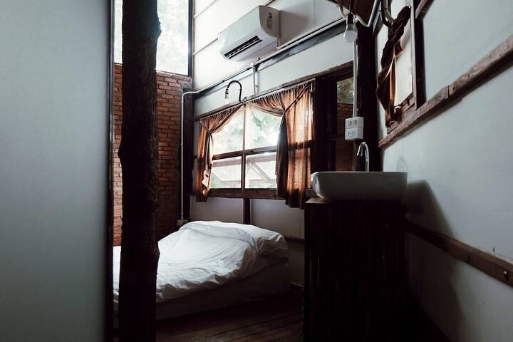 Room 5 of 6
