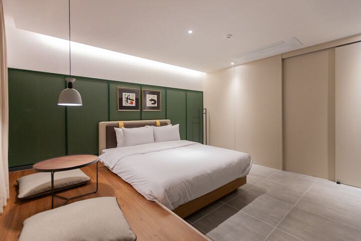 Room 14 of 33