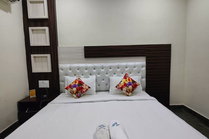Room 3 of 8