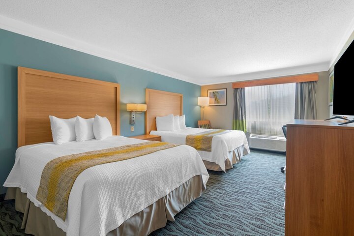 2 Queen Beds High Speed Internet Accessible Microwave, Refrigerator Full Breakfast (11 of 16)