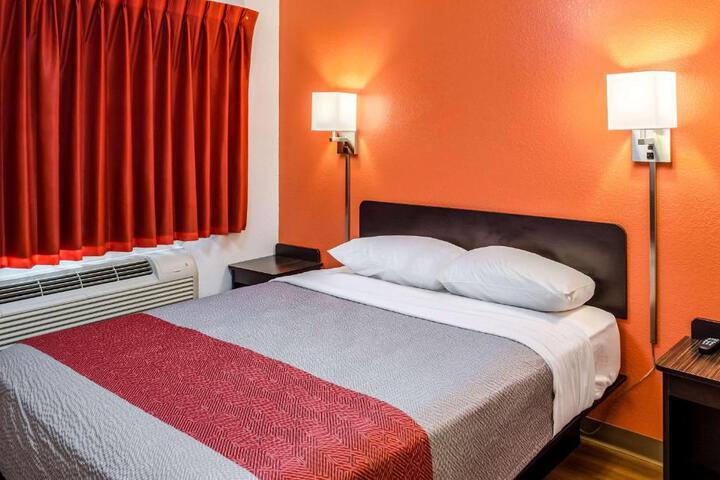 1 Queen Bed (4 of 8)