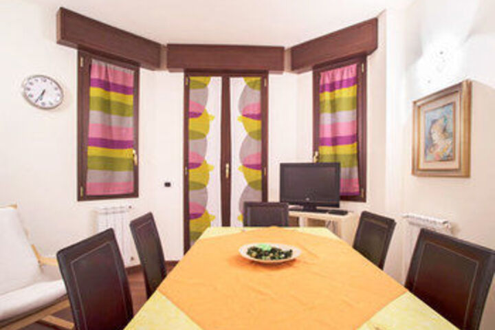 Room 210 of 320