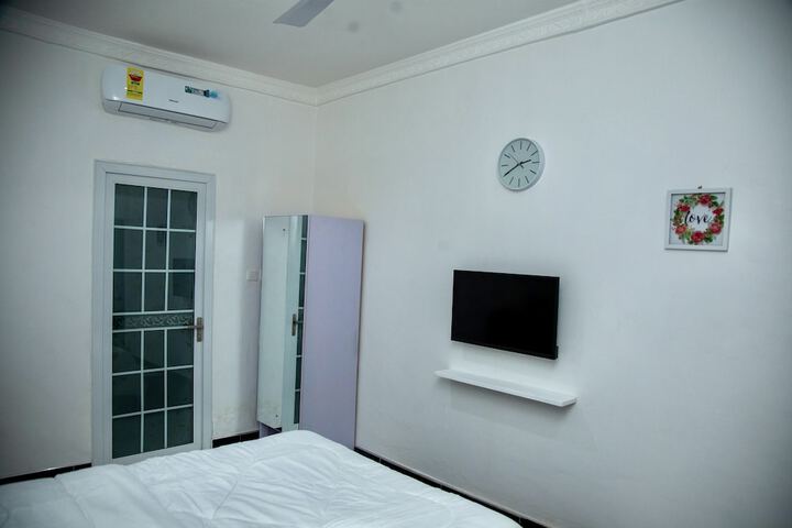 Room 33 of 77