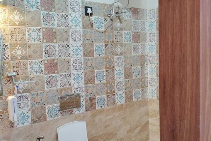 Room 5 of 9