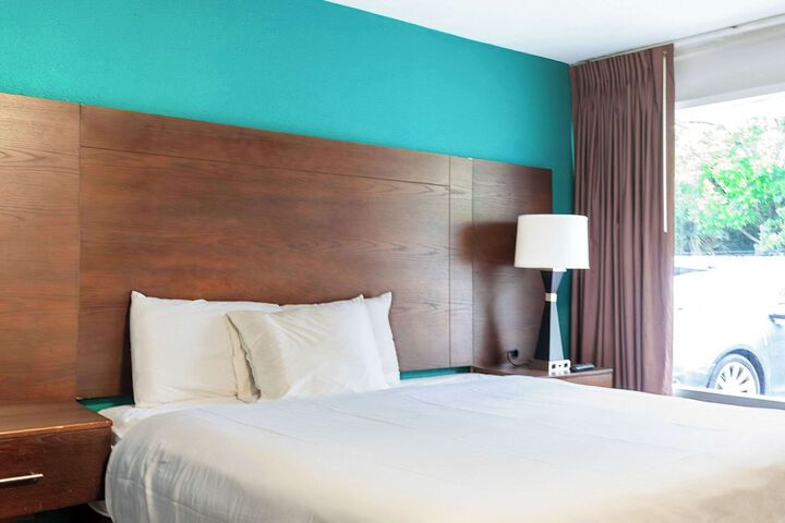 1 King Bed (3 of 7)