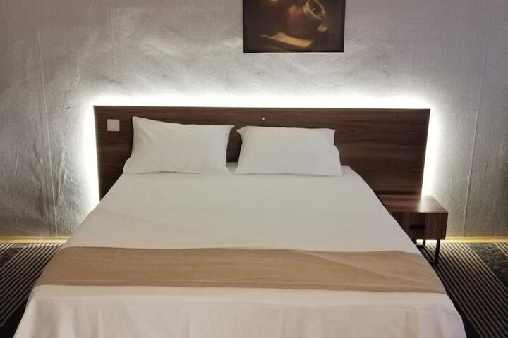Room 10 of 32
