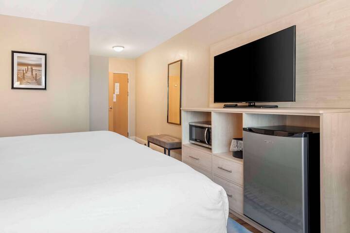 1 King Bed (10 of 13)