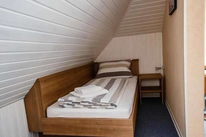 Room 9 of 37