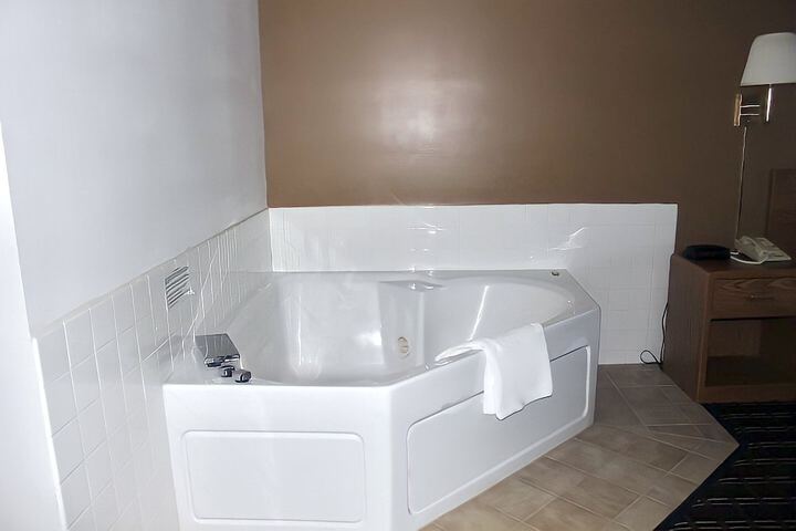Hot Tub 23 of 32