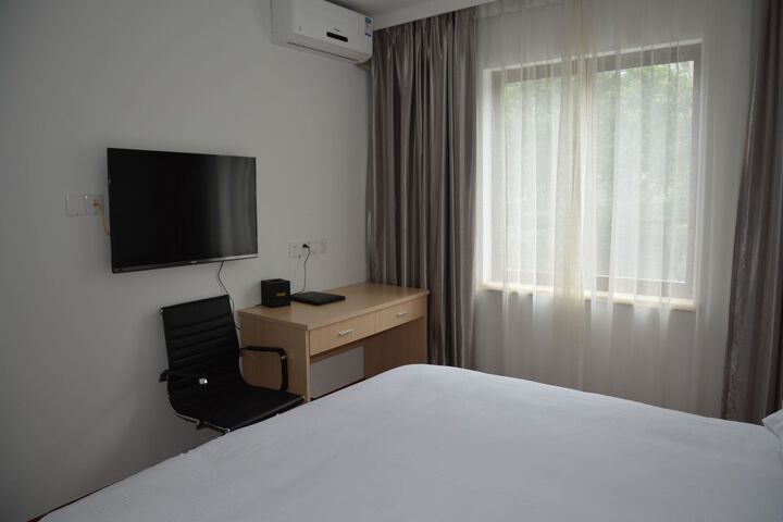Room 4 of 8