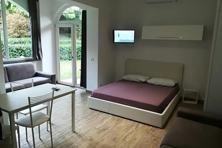 Room 4 of 9