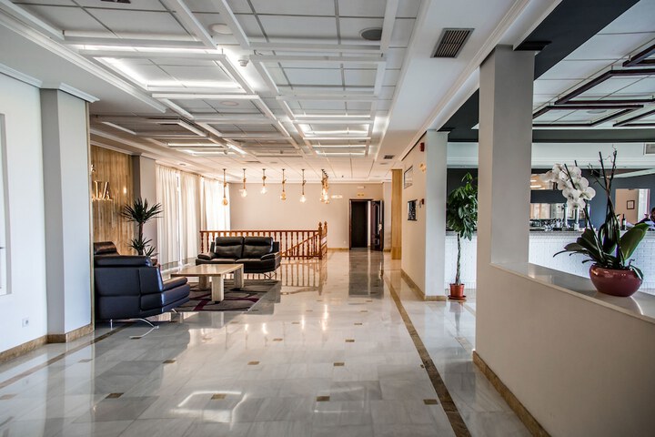 Entrance & Lobby