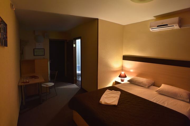 Room 11 of 68