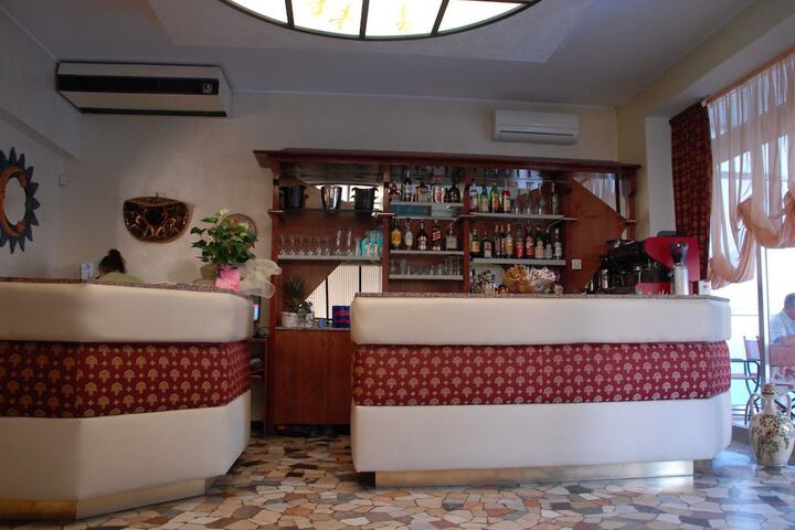Lounge 11 of 15
