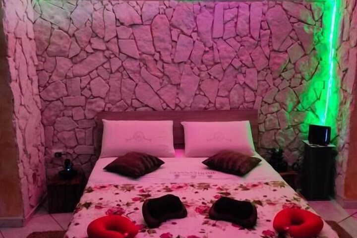 Room 5 of 16
