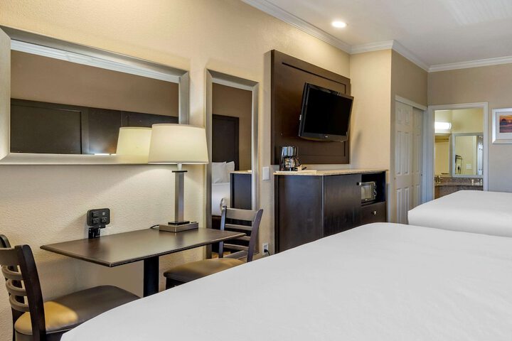 2 King Beds (18 of 23)