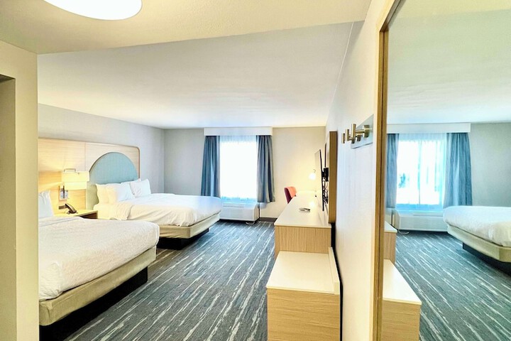 2 Queen Beds (6 of 8)