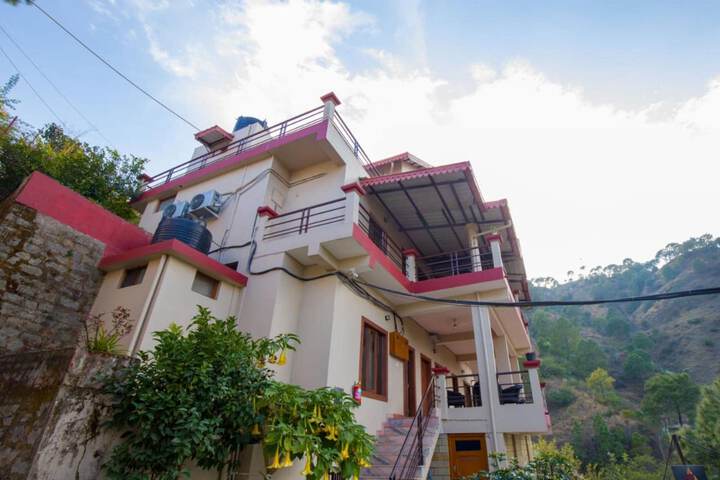 GhumoG Stays KASAULI