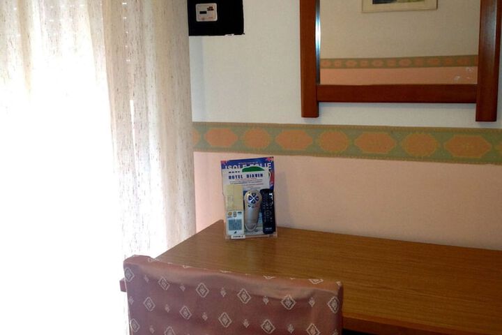 Room 6 of 33