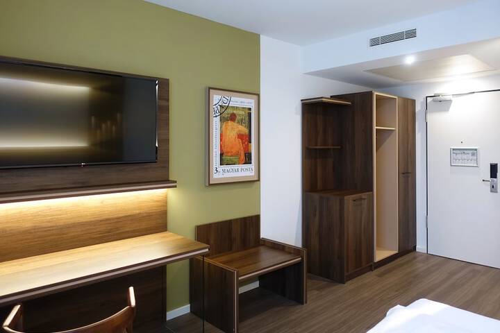 Room 8 of 88