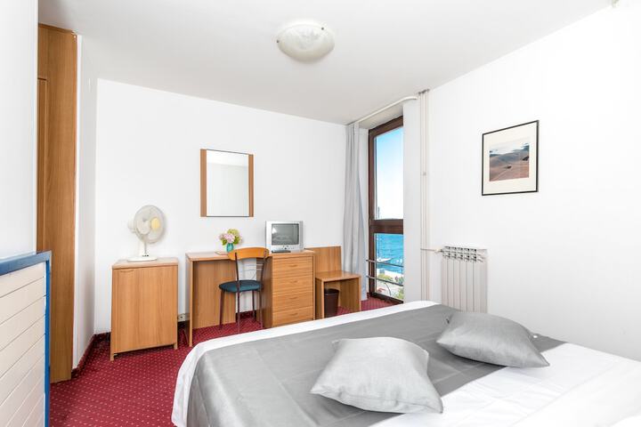 Room 5 of 89