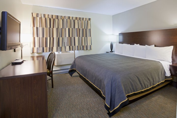 1 Queen Bed (2 of 4)