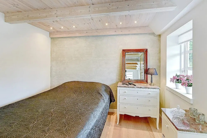 Room 4 of 14