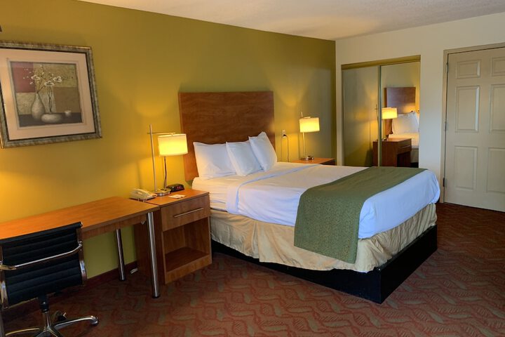 1 Queen Bed (8 of 9)