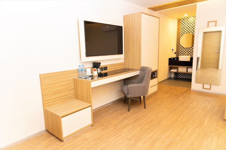 Room 5 of 115