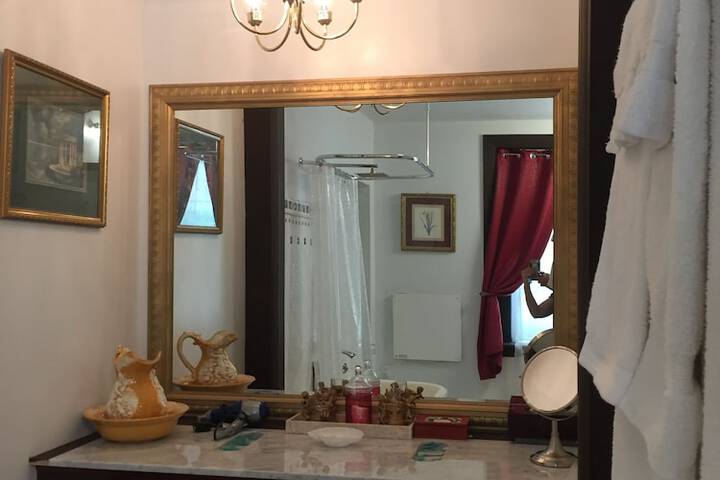 Room 28 of 35