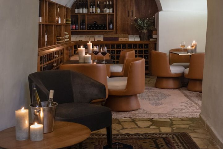 Lounge 52 of 74