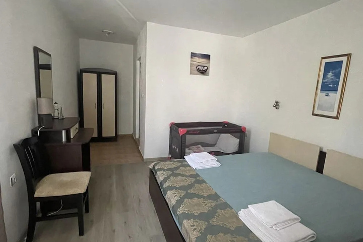 Room 5 of 16