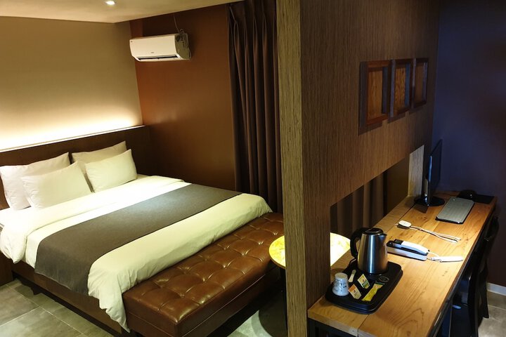 Room 7 of 11