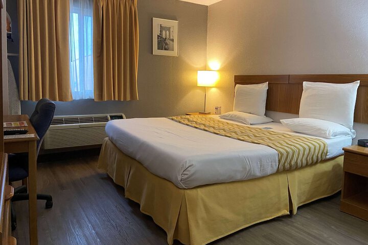 1 Queen Bed (1 of 3)