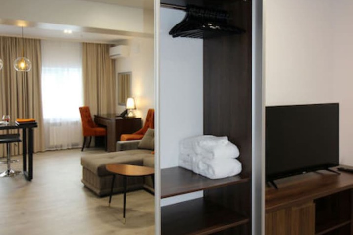 Room 13 of 82